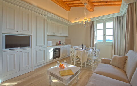 Il Sole Di Vino: Habitación, Propiedad, Mueble, Diseño De Interiores, Edificio, Sala, Techo, Suelo, Casa, Amarillo
