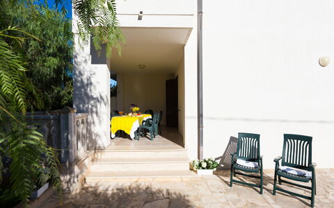Villa Brigida: Propiedad, Casa, Amarillo, Casa, Edificio, Bienes Raíces, Habitación, Suelo, Puerta, Árbol