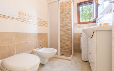 Lamia Di Nonna Mena: Baño, Propiedad, Habitación, Loseta, Diseño De Interiores, Suelo, Bienes Raíces, Pared, Arquitectura, Casa