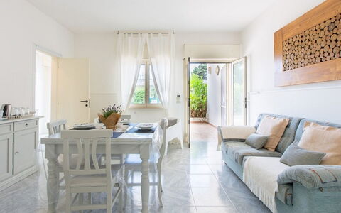 Villa Nettuno: Propiedad, Mueble, Habitación, Diseño De Interiores, Sala, Edificio, Suelo, Casa, Amarillo, Mesa