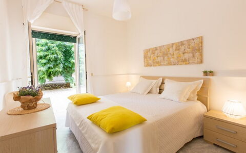 Villa Nettuno: Habitación, Mueble, Habitación, Cama, Propiedad, Diseño De Interiores, Sábana, Amarillo, Marco De La Cama, Pared