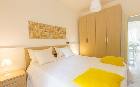 Villa Nettuno: Habitación, Cama, Habitación, Mueble, Propiedad, Diseño De Interiores, Sábana, Amarillo, Marco De La Cama, Edificio