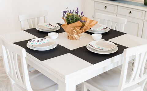 Villa Nettuno: Mueble, Blanco, Mesa De Café, Mesa, Manteles, Habitación, Comedor, Textil, Diseño De Interiores, Accesorios De Casa