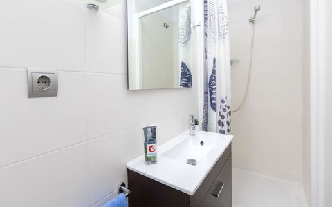 Gracia: Providencia: Baño, Propiedad, Habitación, Casa, Bienes Raíces, Diseño De Interiores, Edificio, Arquitectura, Suelo, Techo
