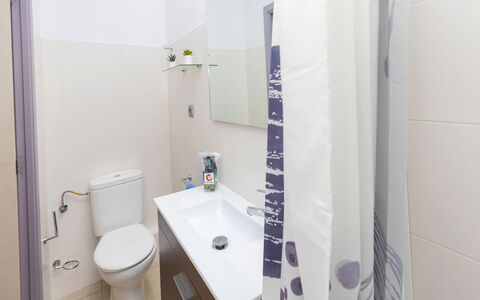 Gracia: Providencia: Baño, Propiedad, Habitación, Pared, Loseta, Arquitectura, Diseño De Interiores, Casa, Grifo, Accesorio De Baño