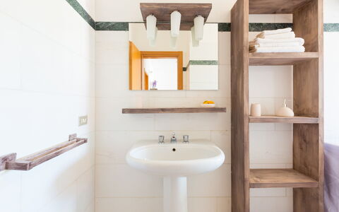 Villa Stelladali: Baño, Propiedad, Habitación, Mueble De Baño, Lavabo Del Baño, Accesorio De Baño, Arreglo De Tubería, Estante, Diseño De Interiores, Lavabo