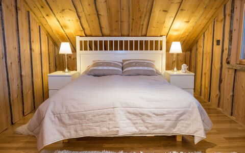 Villa Aurora: Cama, Habitación, Lecho, Mueble, Sábana, Diseño De Interiores, Madera, Piso, Suelo, Linos