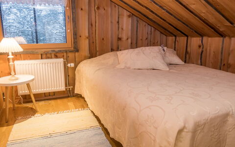 Villa Aurora: Cama, Habitación, Suelo, Diseño De Interiores, Piso, Madera, Sábana, Mueble, Lecho, Techo