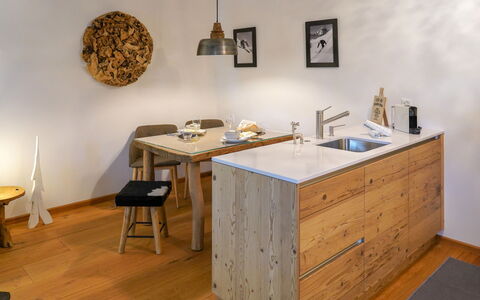 Celerina 11: Mueble, Habitación, Diseño De Interiores, Propiedad, Cajonera, Suelo, Escritorio, Mesa, Pared, Aparador