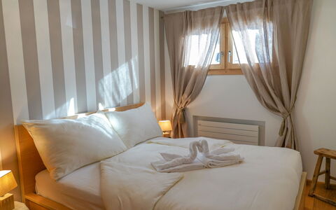 Celerina 11: Habitación, Cama, Mueble, Habitación, Cortina, Sábana, Tratamiento De La Ventana, Diseño De Interiores, Propiedad, Cubiertas De Ventanas