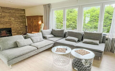 Mimi: Mueble, Sofá, Diseño De Interiores, Piso, Sala, Suelo, Casa, Silla, Departamento