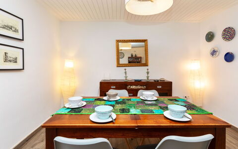 Cap de Tossa: Mesa, Mueble, Propiedad, Marco, Edificio, Silla, Cocina Y Comedor Mesa, Manteles, Madera, Diseño De Interiores