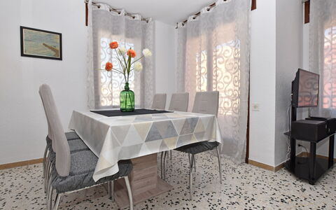 Magnolia: Habitación, Mueble, Propiedad, Comedor, Diseño De Interiores, Suelo, Mesa, Edificio, Techo, Pared