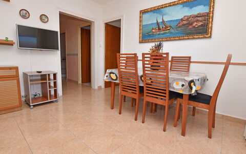 Helen: Habitación, Propiedad, Mueble, Suelo, Bienes Raíces, Edificio, Casa, Diseño De Interiores, Mesa, Madera Dura