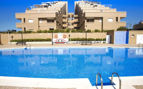 Altamar: Agua, Cielo, Edificio, Azul, Piscina, Azur, Sombra, Condominio, Ocio, Mueble Para Exteriores