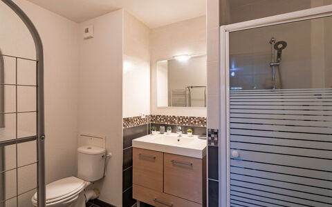Capbreton 139: Propiedad, Lavabo, Arreglo De Tubería, Espejo, Baño, Grifo, Diseño De Interiores, Mueble De Baño, Púrpura