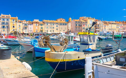 Saint-Tropez 260: Edificio, Propiedad, Mueble, Ventana, Comodidad, Madera, Diseño De Interiores, Sombra, Suelo