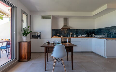 La Grande Motte 130: Mueble, Planta, Mesa, Edificio, Gabinetes, Madera, Planta De Casa, Diseño De Interiores, Cocina, Suelo