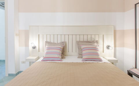 Casa Rosa: Habitación, Mueble, Habitación, Cama, Propiedad, Diseño De Interiores, Sábana, Suelo, Marco De La Cama, Techo