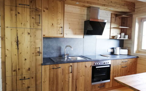 Hütte Gimpel: Mostrador, Habitación, Gabinetes, Cocina, Mueble, Propiedad, Lavabo, Diseño De Interiores, Casa, Madera Dura