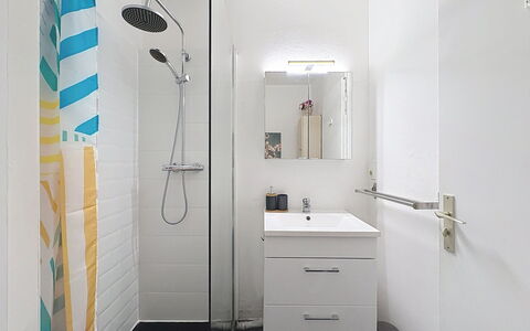 La Grande Motte 200: Baño, Piso, Diseño De Interiores, Pared, Suelo, Arreglo De Tubería, Baño, Loseta, Plomería, Habitación