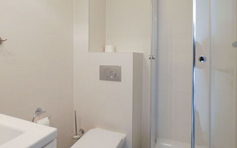 Mistelgau 100: Propiedad, Baño, Habitación, Arreglo De Tubería, Pared, Baño, Arquitectura, Bienes Raíces, Loseta, Diseño De Interiores
