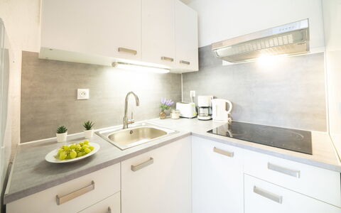 La Grande Motte 310: Mostrador, Cocina, Diseño De Interiores, Aparato De Cocina, Electrodoméstico, Piso, Gabinetes, Arreglo De Tubería, Mueble, Lavabo