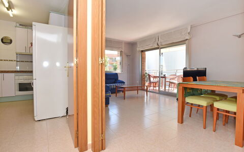 Medisol: Habitación, Propiedad, Edificio, Suelo, Mueble, Bienes Raíces, Diseño De Interiores, Casa, Departamento, Desván