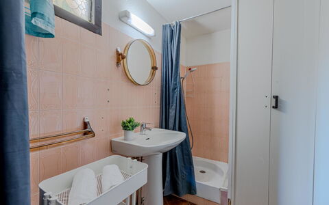 Maison des Sables 3: Espejo, Grifo, Arreglo De Tubería, Lavabo, Propiedad, Lavabo Del Baño, Baño, Edificio, Púrpura, Diseño De Interiores