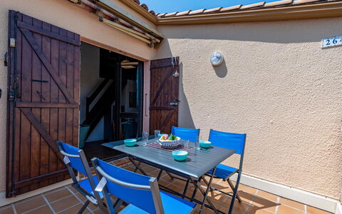 Maison des Sables 3: Mesa, Mueble, Propiedad, Silla, Edificio, Azur, Cielo, Madera, Mesa Al Aire Libre, Sombra