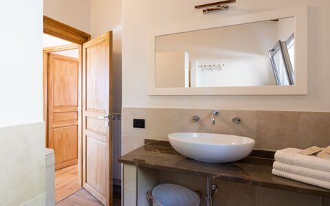 Bellaria (Vlo190): Baño, Habitación, Propiedad, Mueble De Baño, Lavabo, Suelo, Mueble, Diseño De Interiores, Pared, Edificio