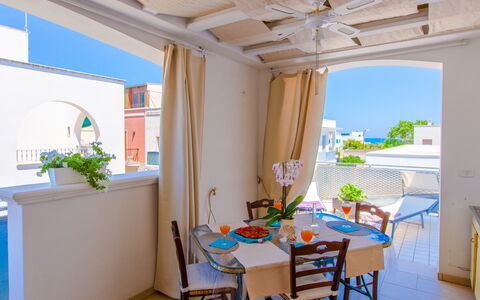 Appartamento Pineta Mare: Mesa, Mueble, Propiedad, Edificio, Planta, Azul, Maceta, Planta De Casa, Silla, Ventana