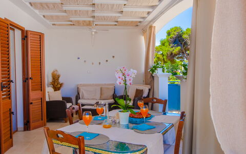Appartamento Pineta Mare: Mesa, Mueble, Propiedad, Planta, Ventana, Edificio, Azur, Silla, Decoración, Planta De Casa