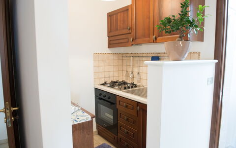 Appartamento Pineta Mare: Gabinetes, Propiedad, Mostrador, Estufa De Cocina, Madera, Diseño De Interiores, Edificio, Planta, Cocina, Cajón