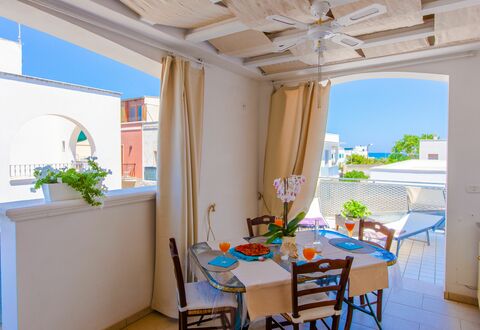 Appartamento Pineta Mare: Mesa, Mueble, Propiedad, Edificio, Planta, Azul, Maceta, Planta De Casa, Silla, Ventana