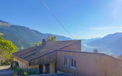 Maison le Fontany: Cielo, Montaña, Planta, Propiedad, Edificio, Ventana, Ecorregión, Nube, Azur, Pendiente