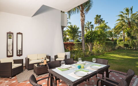 Perla Blanca: Propiedad, Habitación, Edificio, Casa, Bienes Raíces, Diseño De Interiores, Mueble, Casa, Mesa, Inmuebles