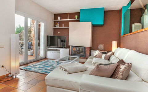 Berganti: Mueble, Habitación, Diseño De Interiores, Propiedad, Sala, Edificio, Turquesa, Habitación, Suelo, Casa