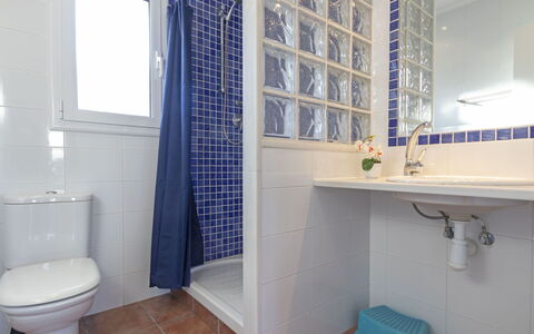 Marisol: Baño, Propiedad, Habitación, Loseta, Pared, Accesorio De Baño, Púrpura, Bienes Raíces, Arquitectura, Suelo