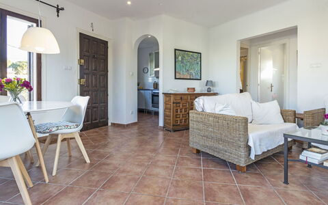 Marisol: Propiedad, Habitación, Mueble, Edificio, Suelo, Bienes Raíces, Diseño De Interiores, Casa, Loseta, Suite