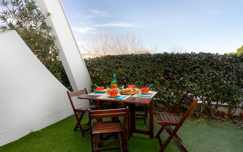 Les Flamants Roses: Nube, Cielo, Mesa, Mueble, Planta, Planta De La Comunidad, Sombra, Mueble Para Exteriores, Silla, Edificio