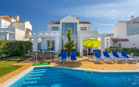 Villa Blue Ocean: Propiedad, Piscina, Edificio, Bienes Raíces, Recurso, Casa, Barrio Residencial, Arquitectura, Vacaciones, Inmuebles