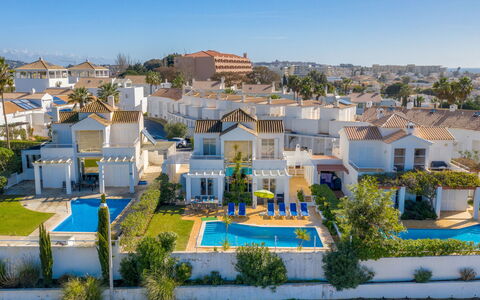 Villa Blue Ocean: Barrio Residencial, Propiedad, Barrio, By, Casa, Bienes Raíces, Casa, Cielo, Asentamientos Humanos, Edificio