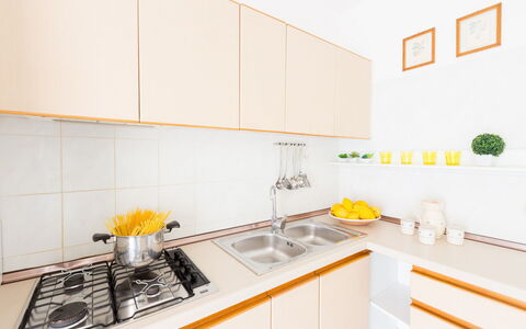 Villa Anna: Amarillo, Habitación, Cocina, Propiedad, Mostrador, Mueble, Diseño De Interiores, Loseta, Bienes Raíces, Edificio