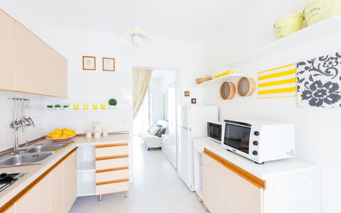 Villa Anna: Habitación, Propiedad, Amarillo, Mueble, Cocina, Diseño De Interiores, Edificio, Naranja, Casa, Gabinetes