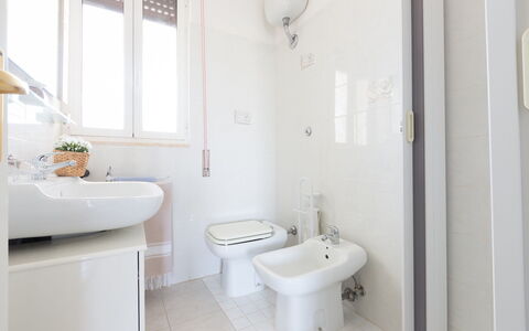Villa Anna: Baño, Propiedad, Habitación, Diseño De Interiores, Arreglo De Tubería, Arquitectura, Baño, Bienes Raíces, Loseta, Grifo