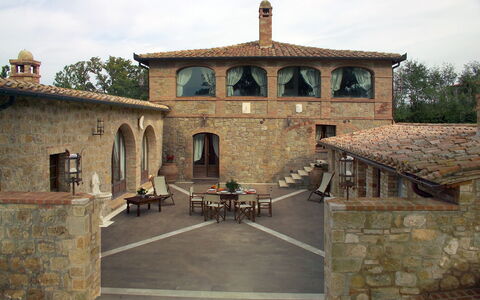 Villa Fontanelle: Cielo, Nube, Árbol, Ventana, Techo, Fachada, Área Rural, Paisaje, Arco, Ciudad