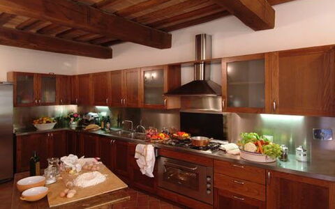 Villa Fontanelle: Madera, Habitación, Propiedad, Diseño De Interiores, Madera Dura, Manchas De Madera, Techo, Mostrador, Alacena, Cocina