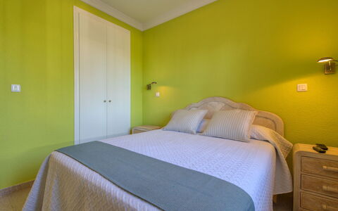Golf Y Playa: Habitación, Cama, Habitación, Mueble, Sábana, Propiedad, Pared, Marco De La Cama, Suelo, Verde