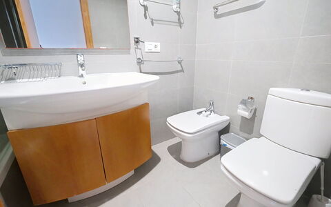 Zephyrus: Arreglo De Tubería, Asiento Del Baño, Piso, Baño, Lavabo, Diseño De Interiores, Suelo, Baño, Lavabo Del Baño, Grifo
